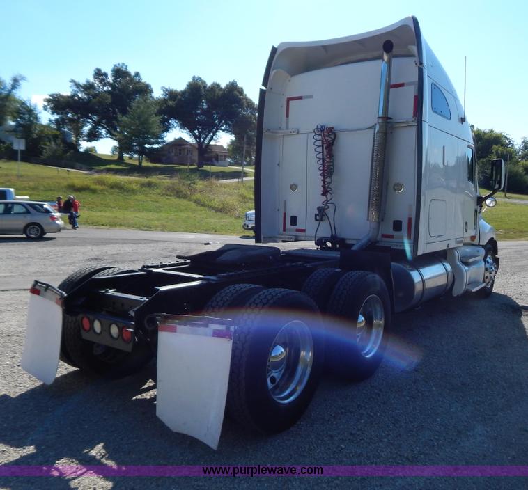 image for item B5878 2006 Kenworth T2000 semi truck