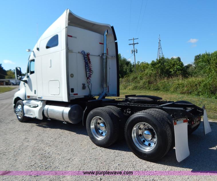image for item B5878 2006 Kenworth T2000 semi truck