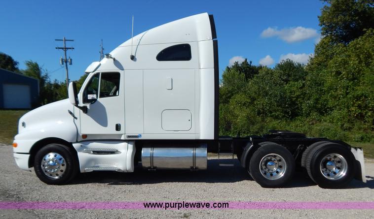 image for item B5878 2006 Kenworth T2000 semi truck