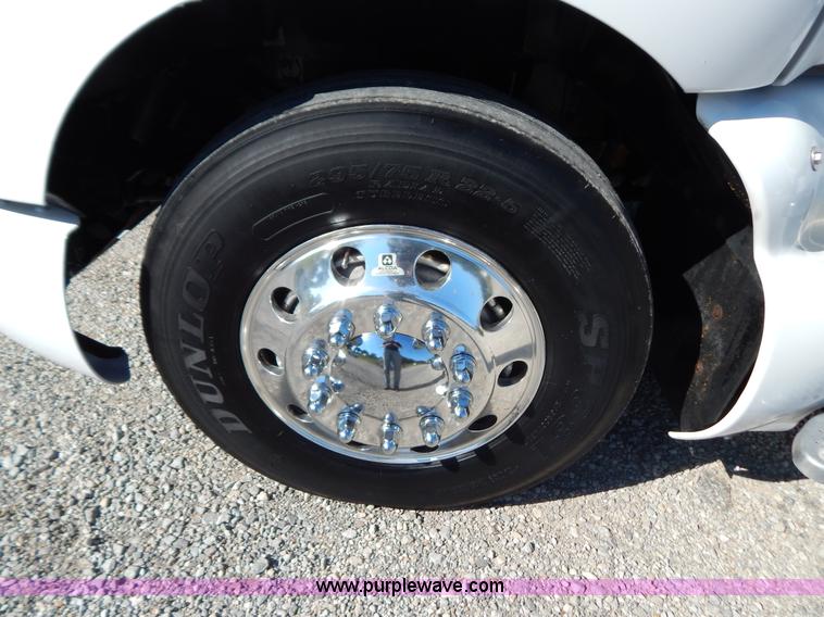 image for item B5878 2006 Kenworth T2000 semi truck