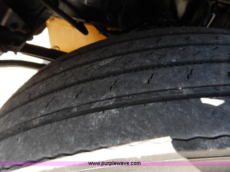 image for item B5878 2006 Kenworth T2000 semi truck