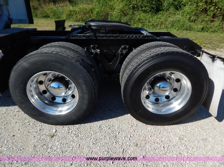 image for item B5878 2006 Kenworth T2000 semi truck