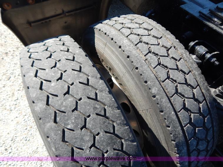 image for item B5878 2006 Kenworth T2000 semi truck