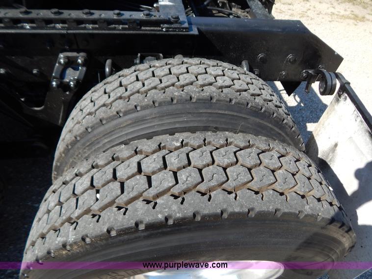 image for item B5878 2006 Kenworth T2000 semi truck