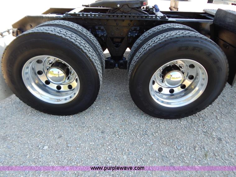 image for item B5878 2006 Kenworth T2000 semi truck