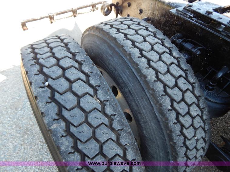 image for item B5878 2006 Kenworth T2000 semi truck