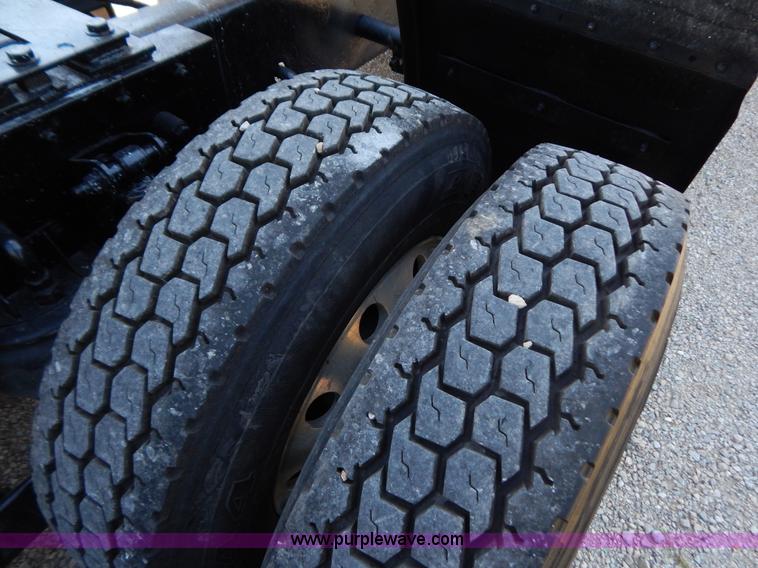 image for item B5878 2006 Kenworth T2000 semi truck