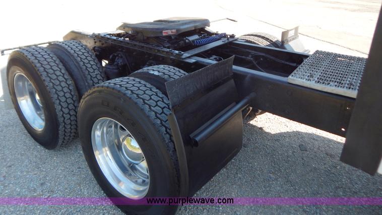 image for item B5878 2006 Kenworth T2000 semi truck