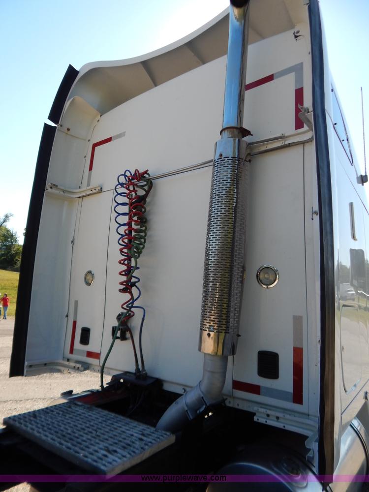 image for item B5878 2006 Kenworth T2000 semi truck