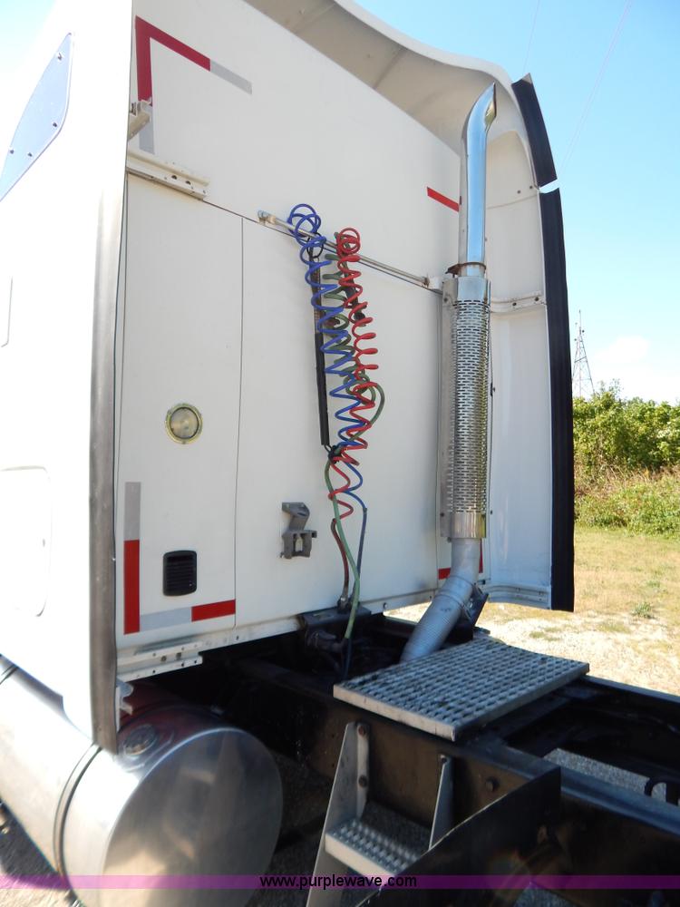 image for item B5878 2006 Kenworth T2000 semi truck