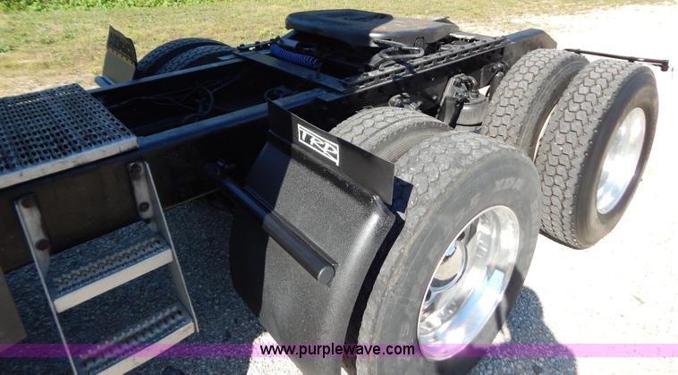 image for item B5878 2006 Kenworth T2000 semi truck