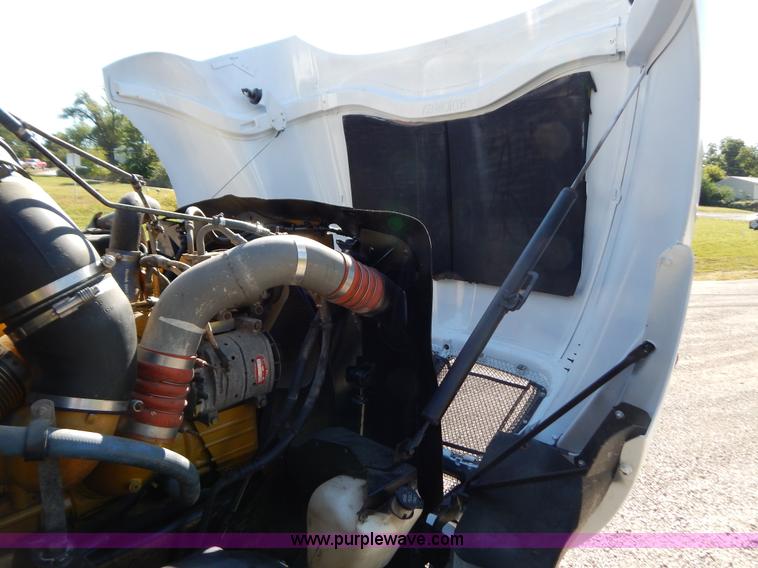 image for item B5878 2006 Kenworth T2000 semi truck