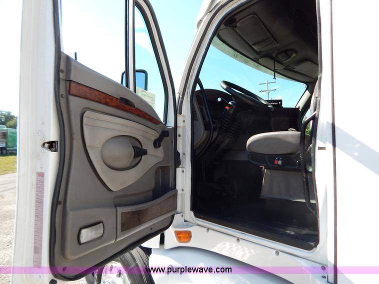 image for item B5878 2006 Kenworth T2000 semi truck