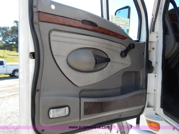 image for item B5878 2006 Kenworth T2000 semi truck