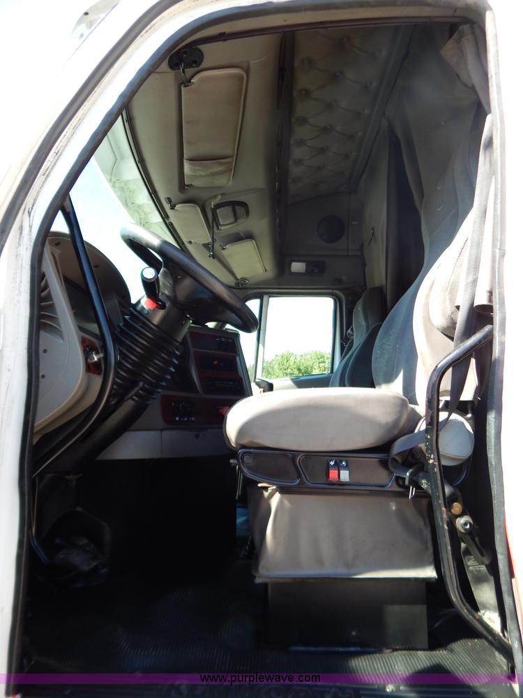 image for item B5878 2006 Kenworth T2000 semi truck