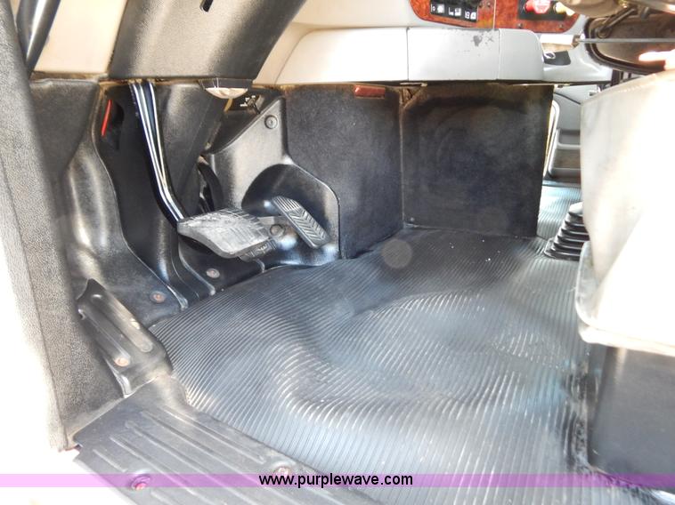 image for item B5878 2006 Kenworth T2000 semi truck