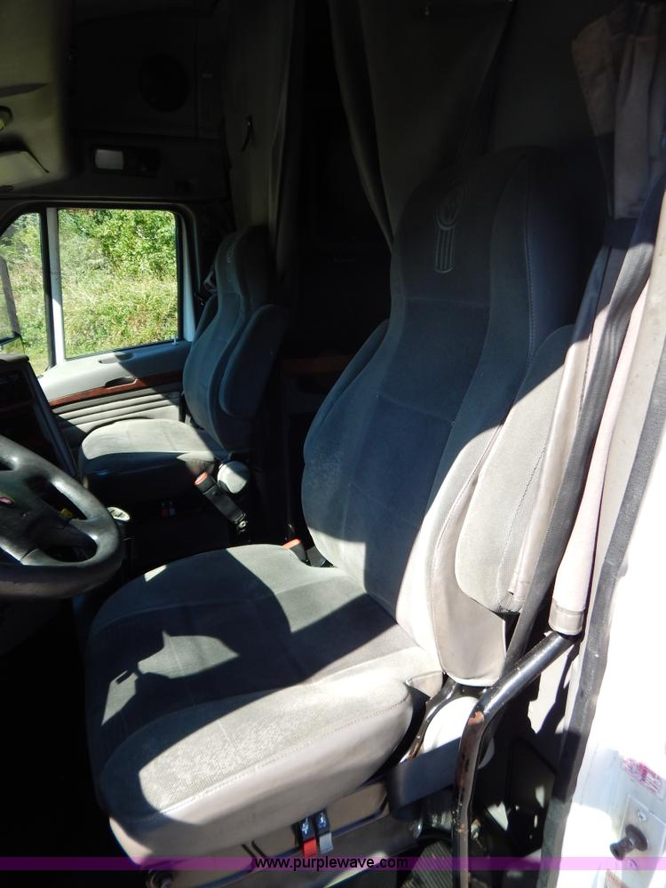 image for item B5878 2006 Kenworth T2000 semi truck