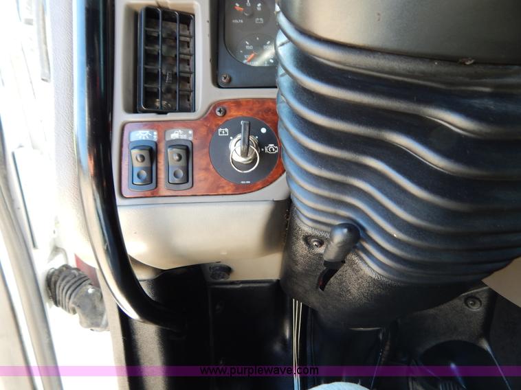 image for item B5878 2006 Kenworth T2000 semi truck