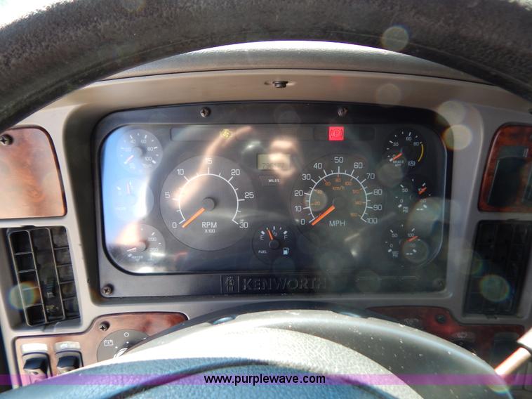 image for item B5878 2006 Kenworth T2000 semi truck