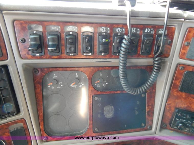 image for item B5878 2006 Kenworth T2000 semi truck
