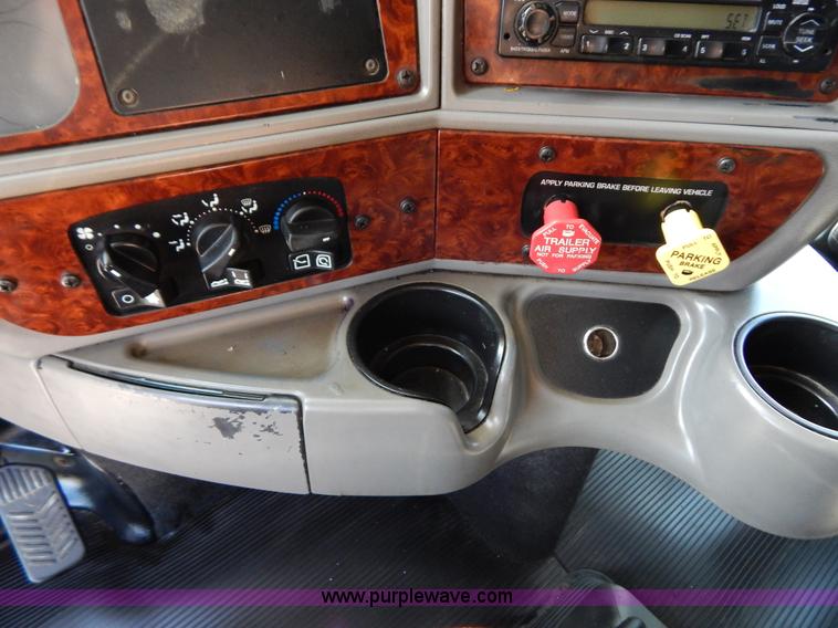 image for item B5878 2006 Kenworth T2000 semi truck