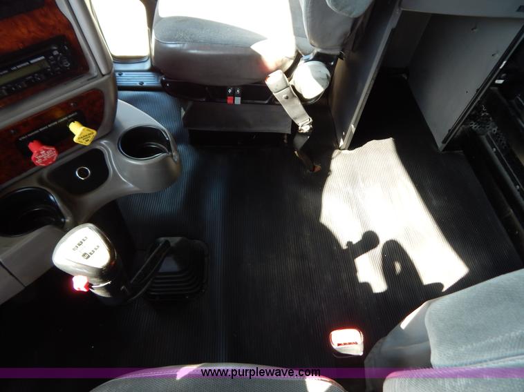 image for item B5878 2006 Kenworth T2000 semi truck