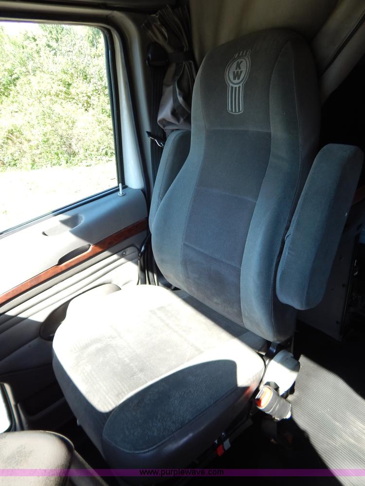 image for item B5878 2006 Kenworth T2000 semi truck