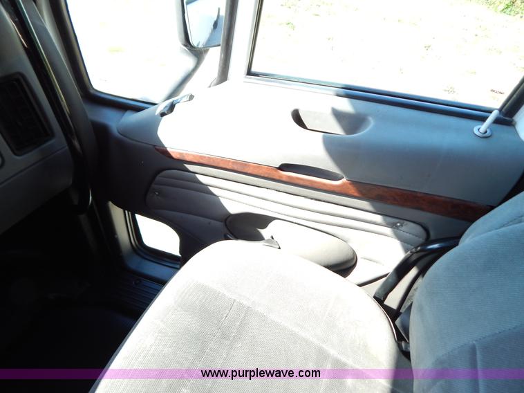 image for item B5878 2006 Kenworth T2000 semi truck