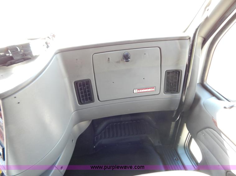 image for item B5878 2006 Kenworth T2000 semi truck