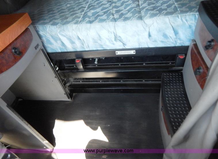 image for item B5878 2006 Kenworth T2000 semi truck