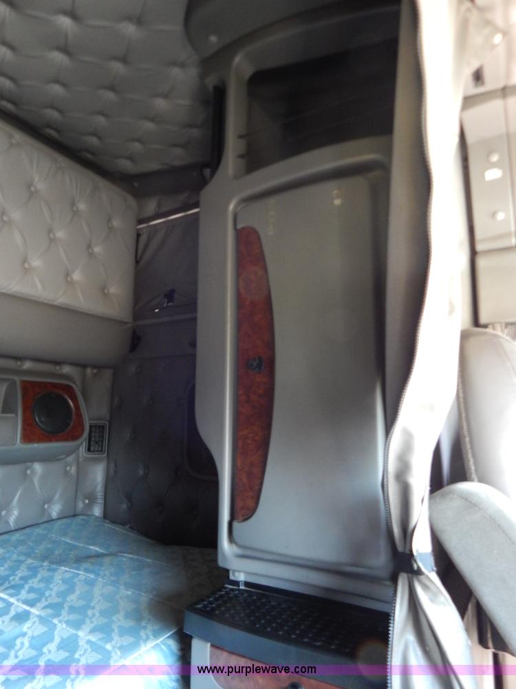 image for item B5878 2006 Kenworth T2000 semi truck