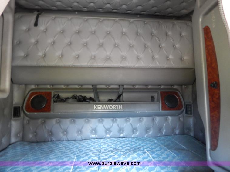 image for item B5878 2006 Kenworth T2000 semi truck