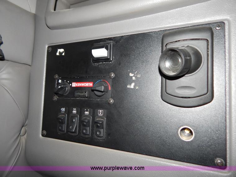 image for item B5878 2006 Kenworth T2000 semi truck