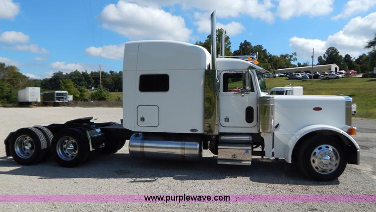 image for item B5879 2003 Peterbilt 379 semi truck