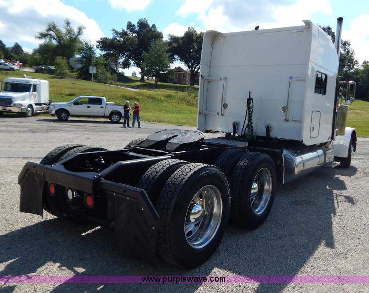 image for item B5879 2003 Peterbilt 379 semi truck