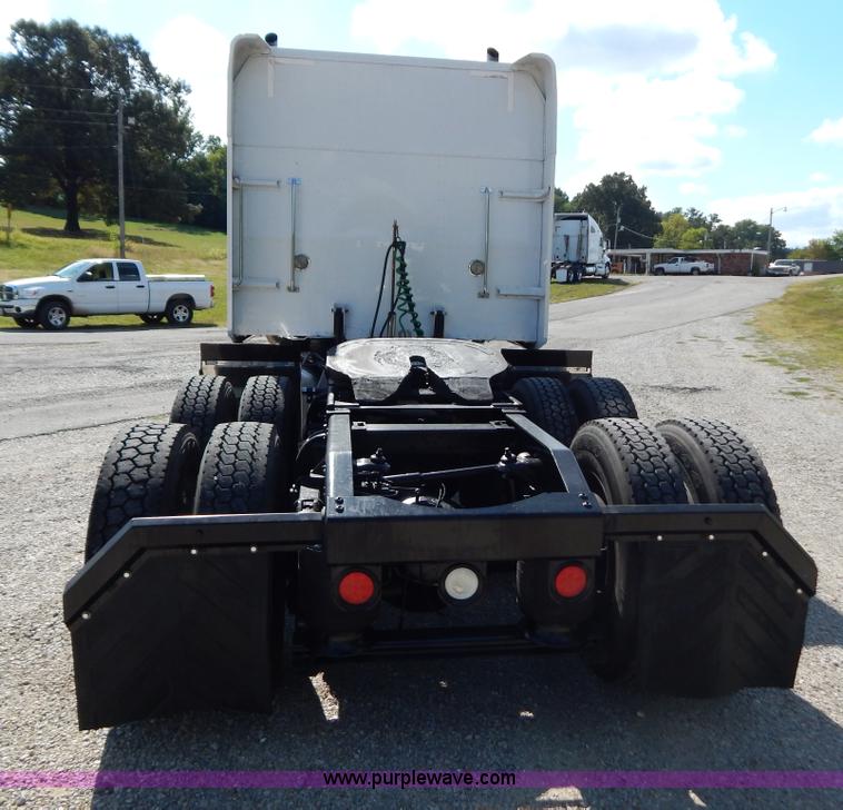 image for item B5879 2003 Peterbilt 379 semi truck