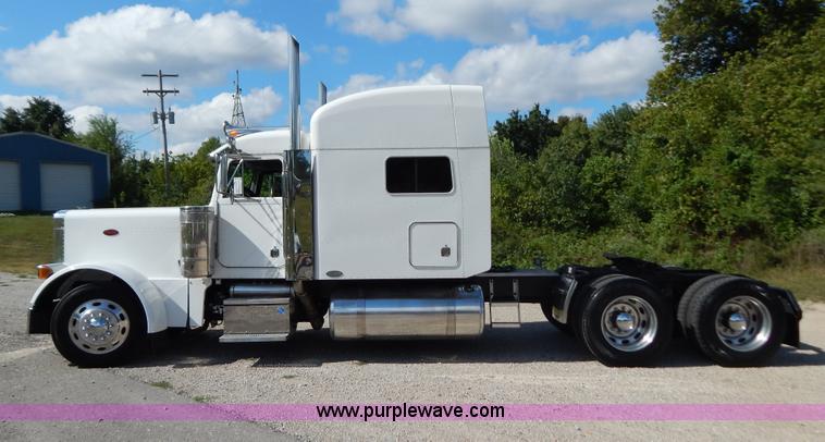 image for item B5879 2003 Peterbilt 379 semi truck