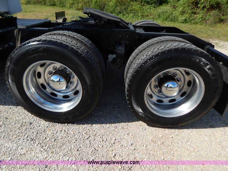 image for item B5879 2003 Peterbilt 379 semi truck