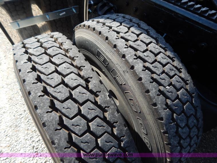 image for item B5879 2003 Peterbilt 379 semi truck