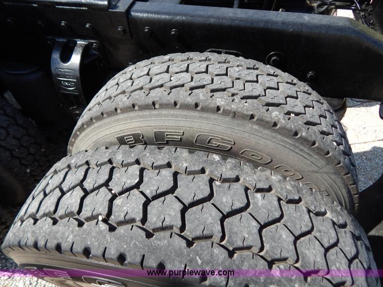 image for item B5879 2003 Peterbilt 379 semi truck