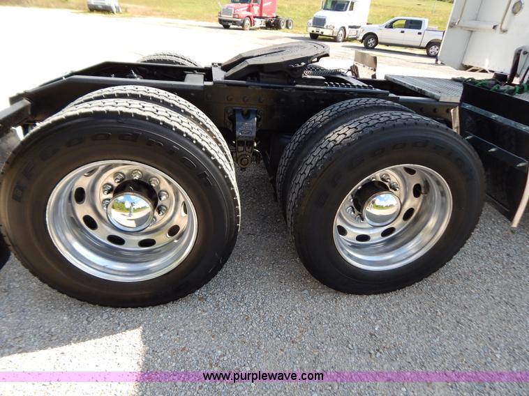 image for item B5879 2003 Peterbilt 379 semi truck