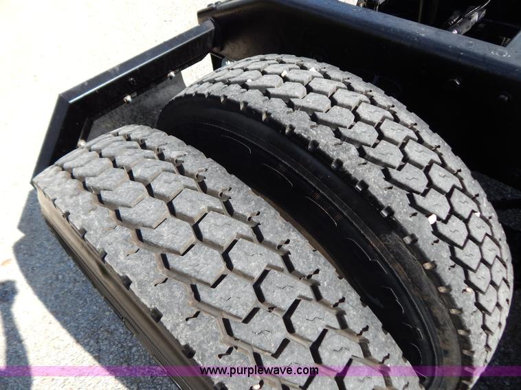 image for item B5879 2003 Peterbilt 379 semi truck