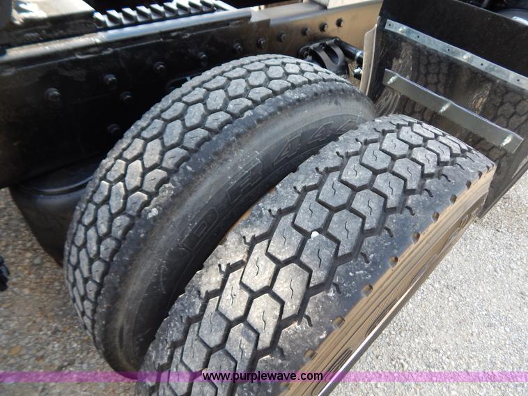 image for item B5879 2003 Peterbilt 379 semi truck