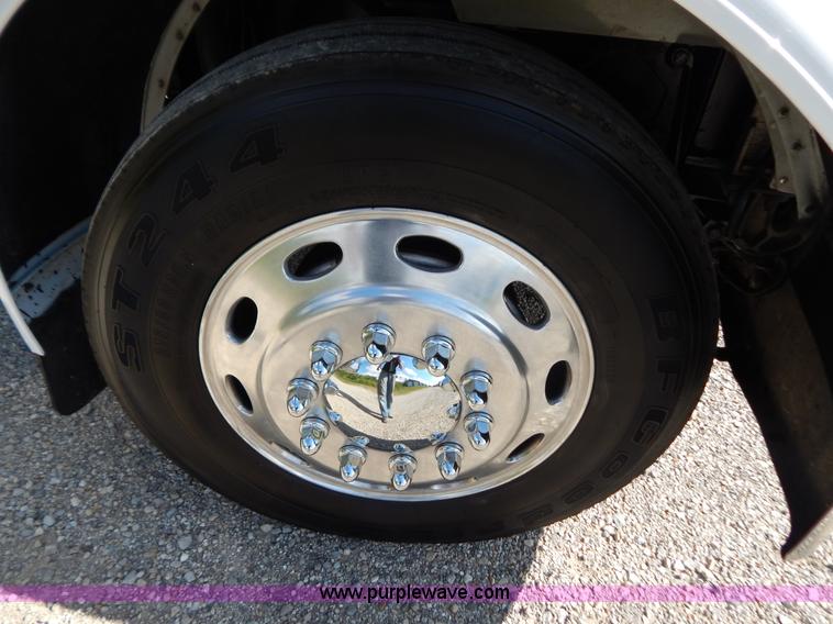 image for item B5879 2003 Peterbilt 379 semi truck