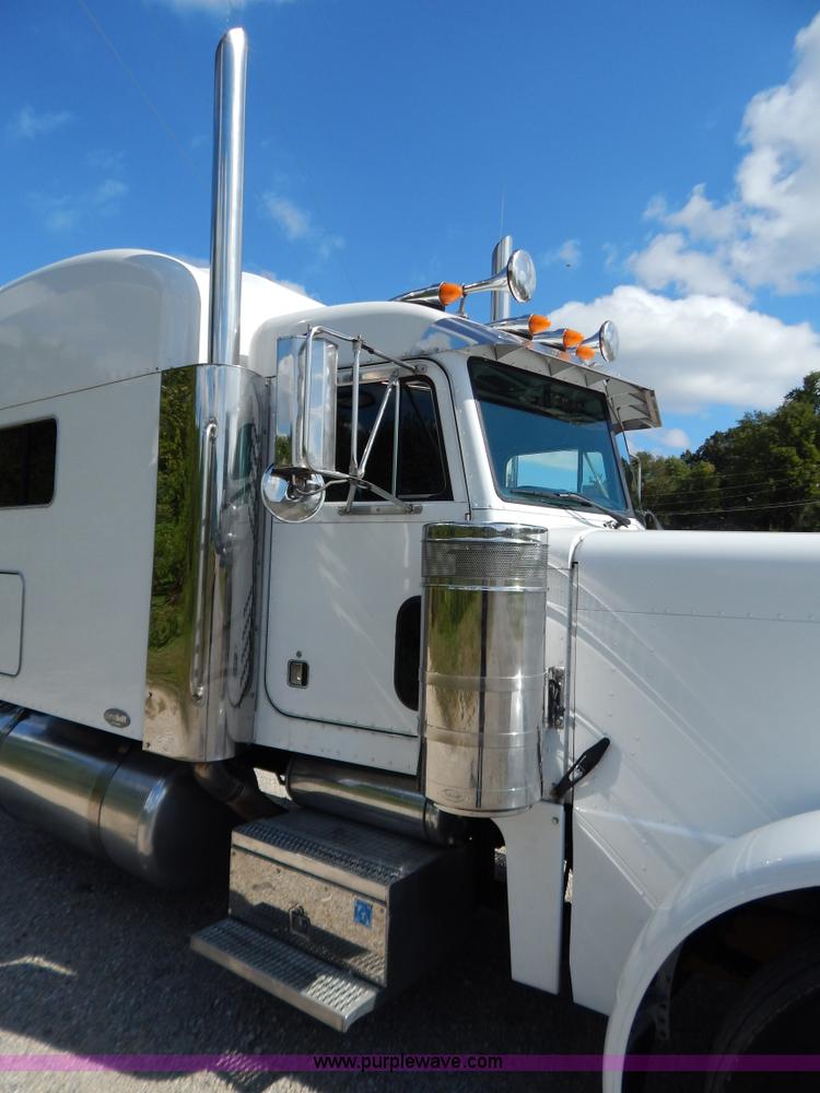 image for item B5879 2003 Peterbilt 379 semi truck