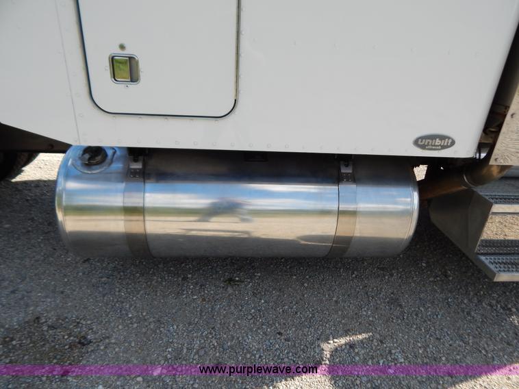 image for item B5879 2003 Peterbilt 379 semi truck