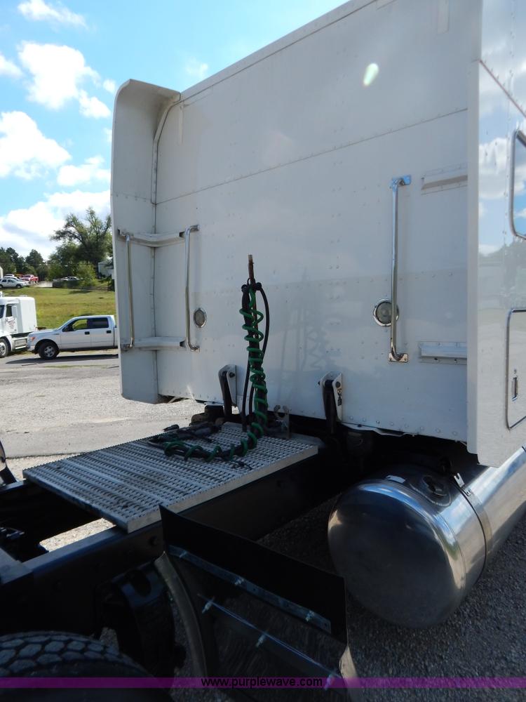 image for item B5879 2003 Peterbilt 379 semi truck