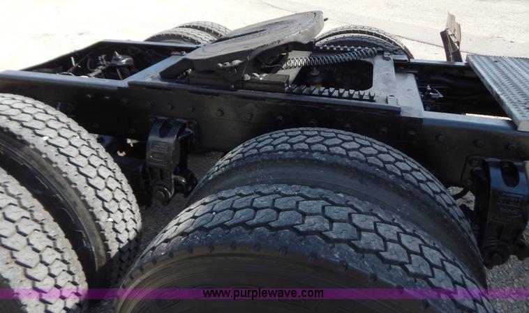 image for item B5879 2003 Peterbilt 379 semi truck