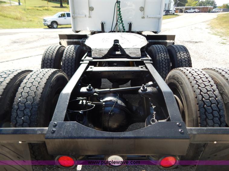 image for item B5879 2003 Peterbilt 379 semi truck