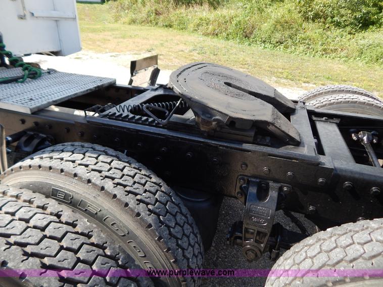 image for item B5879 2003 Peterbilt 379 semi truck